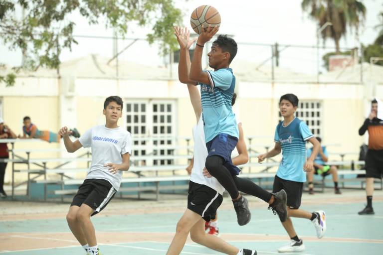 Basquetbolistas locales y foráneos recuerdan memoria del coach Omar Torres
