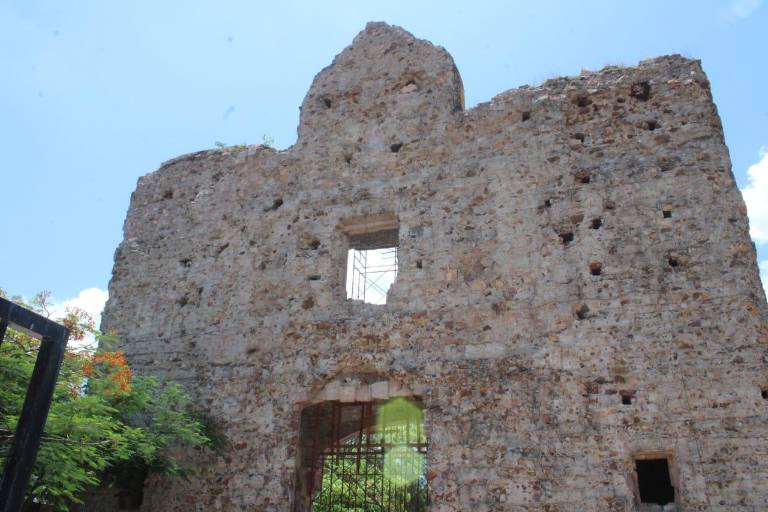 Ruinas del templo antiguo de Rosario aquejadas por maleza y enjambre de abejas