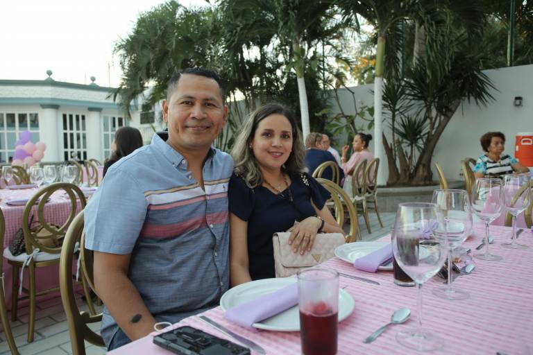 Rosalinda en la dulce espera de una princesa