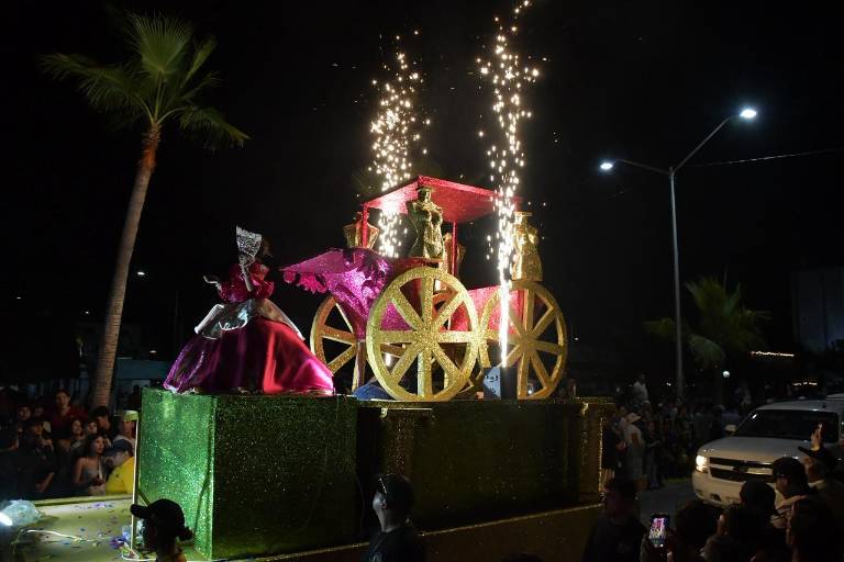 Disfrutan de ‘Oleajes de Alegría’ en el tradicional Carnaval de Altata 2026
