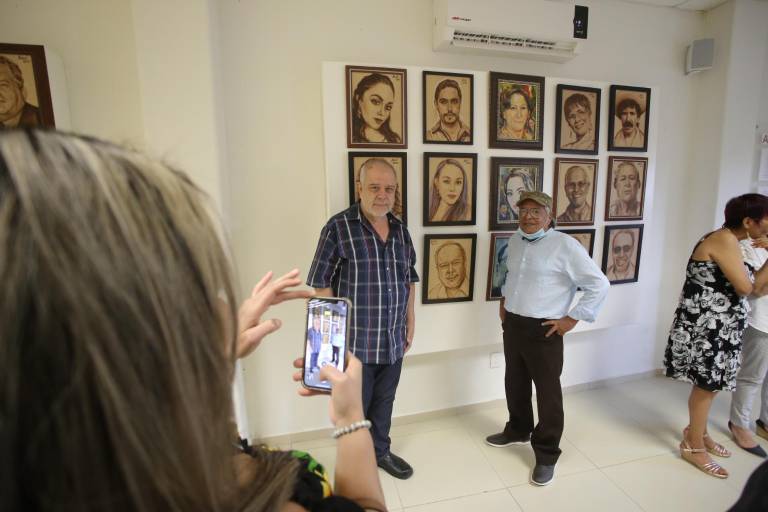 Presenta ‘Bocetos de amigos mazatlecos’ Xosé Lamas