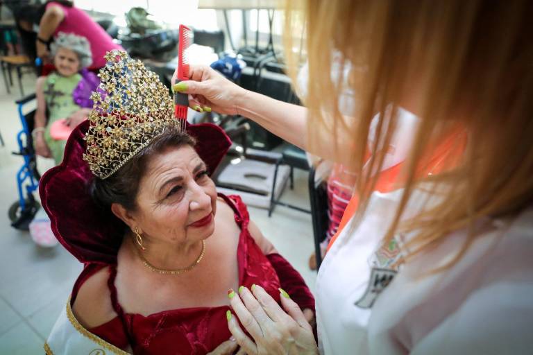 Coronan a reyes, reinas y princesas