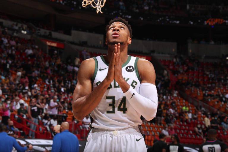 Milwaukee Bucks barre por 4-0 a Miami Heat con triple-doble de Giannis Antetokounmpo