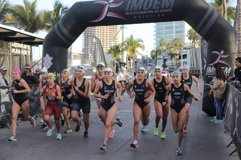 ‘Perrón’ Zazueta y Daira Mercado protagonizan Selectivo de Acuatlón en Mazatlán