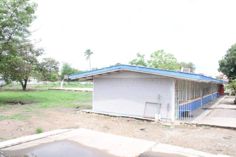 Afirma director de escuela en Rosario que basura representa un peligro de inundación en el plantel