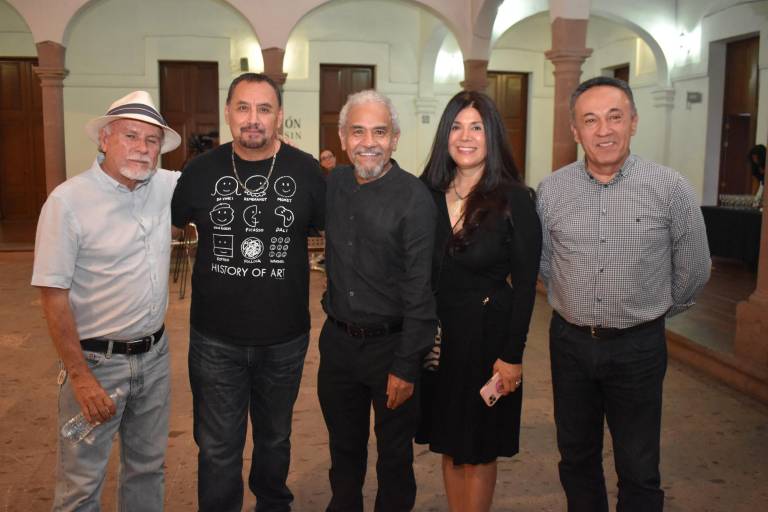 Admiran sinaloenses la exposición ‘Algo a donde sea’ del artista Alejandro Mojica