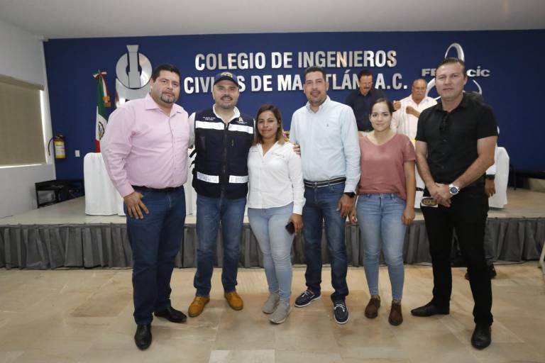 Celebran con un desayuno su día los ingenieros de Mazatlán