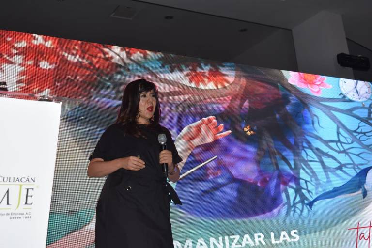 Tatiana Camps plantea en Culiacán cómo liderar desde lo femenino