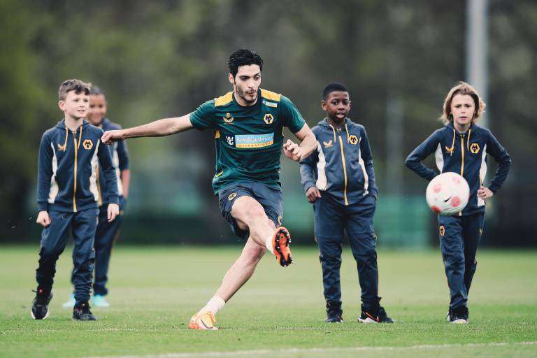 Raúl Jiménez estaría hasta 2 meses fuera de acción tras lesionarse