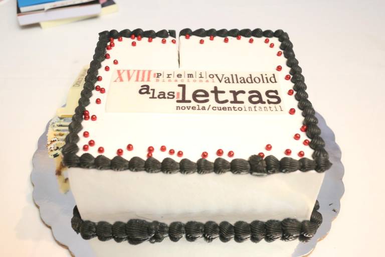 Enrique Escalona e Irma Calvo reciben el galardón del Premio Binacional Valladolid a las Letras