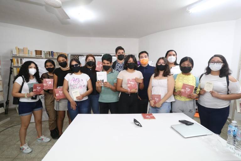 Presenta Karina Castillo los poemas de ‘Güebsait’