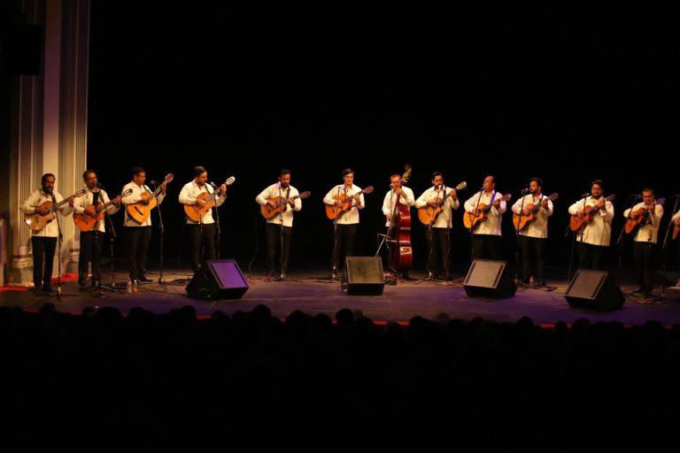 Regala la Rondalla del Sector Educativo una gran serenata a los mazatlecos
