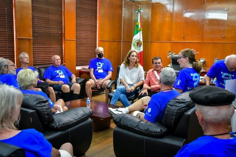 ‘Ningún Alcalde de Mazatlán nos había preguntado sobre nuestras necesidades’: extranjeros voluntarios