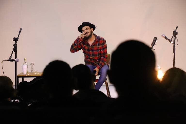 Presentan una muy corta canción para una larga crítica de cuatro párrafos