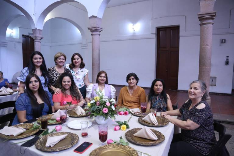 Felicitan a las mamás del Isic