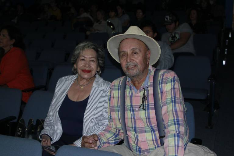 Brindan homenaje a Meche Montoya por 66 años como modista de alta costura