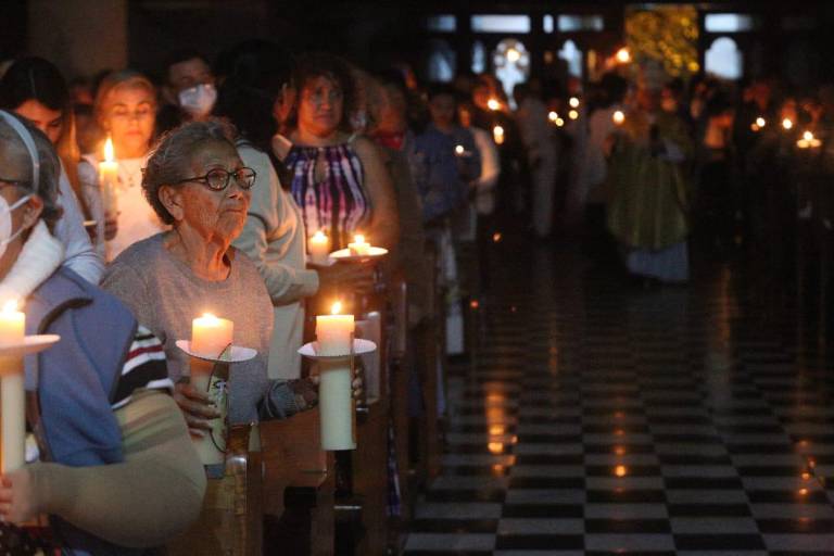 Celebran en la Catedral de Mazatlán la Vigilia Pascual