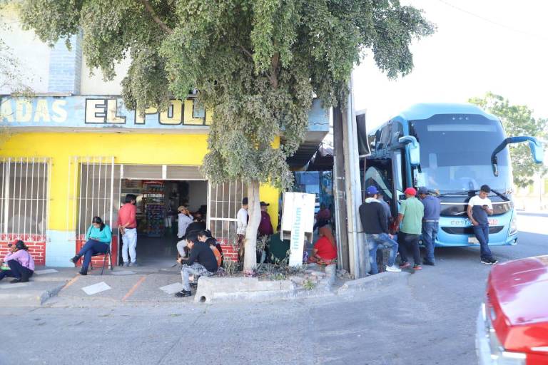 El cierre de casetas deja varados a jornaleros de Oaxaca, al sur de Mazatlán