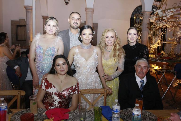 Celebra Yumira que ya es licenciada en Diseño Gráfico y Animación