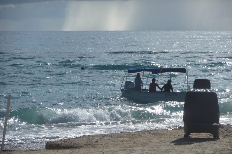 $!La cercanía de una tormenta no arredra a esos viajeros que buscan el arrecife.