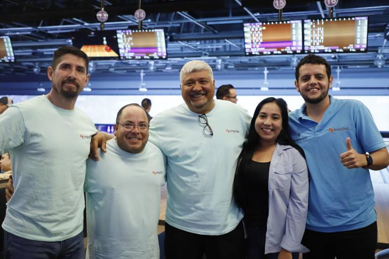Participan en Torneo de Boliche con Causa