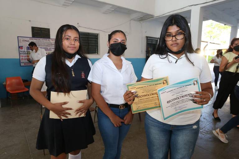 Le dicen adiós a la secundaria alumnos de la Escuela Nocturna José C.Valadés