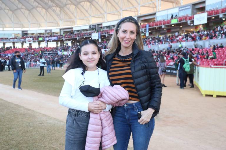 Scarleth I, Reina Infantil del Carnaval de Mazatlán 2022, recibe su corona