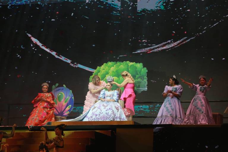 Coronan a Melanie I, Reina Infantil del Carnaval de Mazatlán 2023