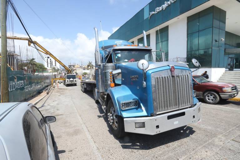 Maniobra de tráiler provoca carambola en la Avenida del Mar, en Mazatlán