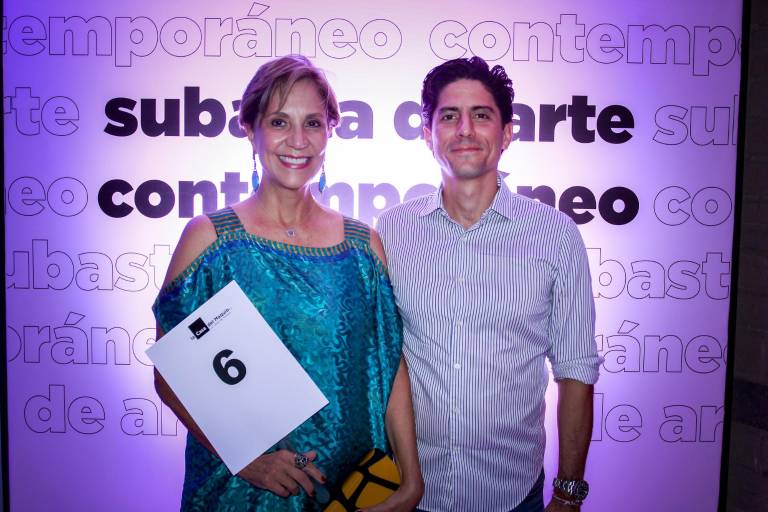 Coleccionistas participan en la subasta en pro de La Casa del Maquío