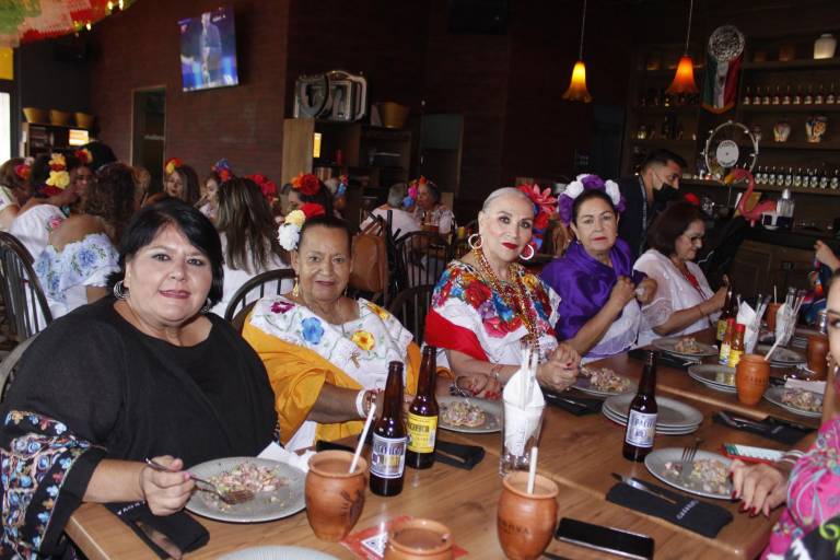 Lucía Velasco de González tiene festejo mexicano en su cumpleaños