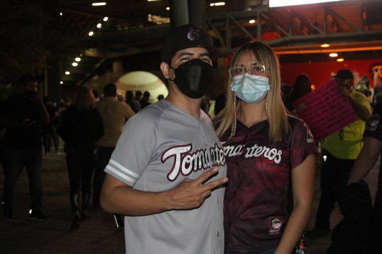 En la casa guinda se vive la pasión del beisbol en la Serie Final