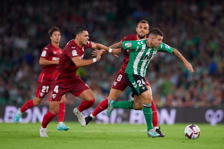 El Betis de Guardado y Sevilla empatan en un derbi empañado por expulsiones