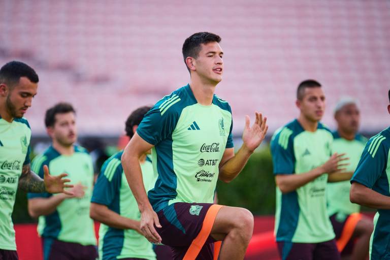 Difícil de asimilar jugar contra un club: César Montes sobre el México contra Valencia