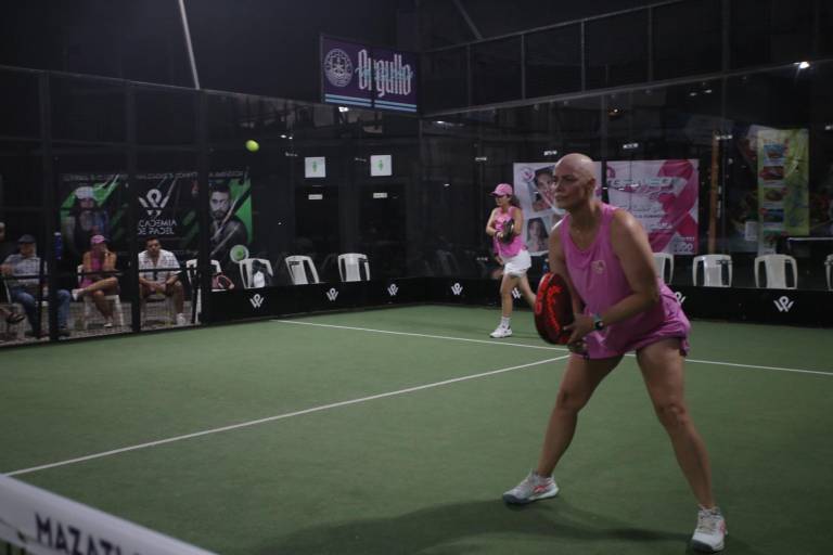 Jugadores de pádel se reúnen en apoyo a lucha contra cáncer de mama