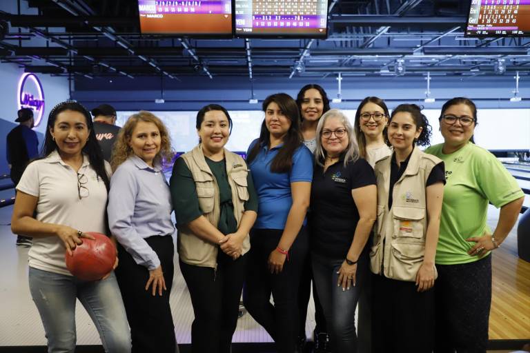 Participan en Torneo de Boliche con Causa