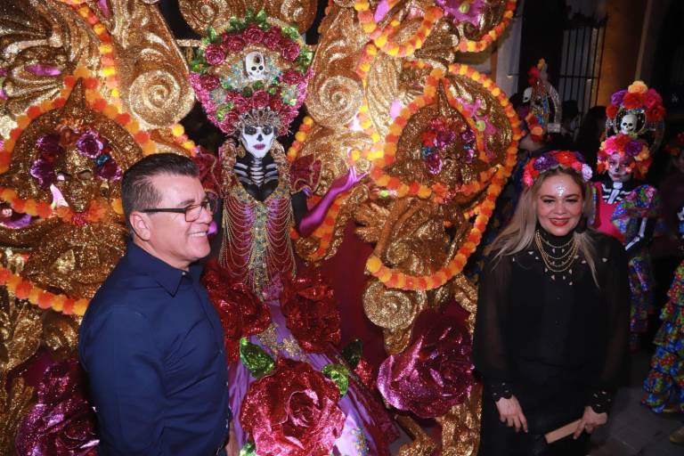 #Galería | Lucen coloridos personajes en callejoneada en el Centro Histórico de Mazatlán