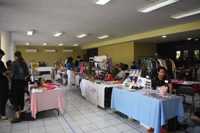 Muestran emprendedores sus productos en el ‘Mercado Creativo Yameto’