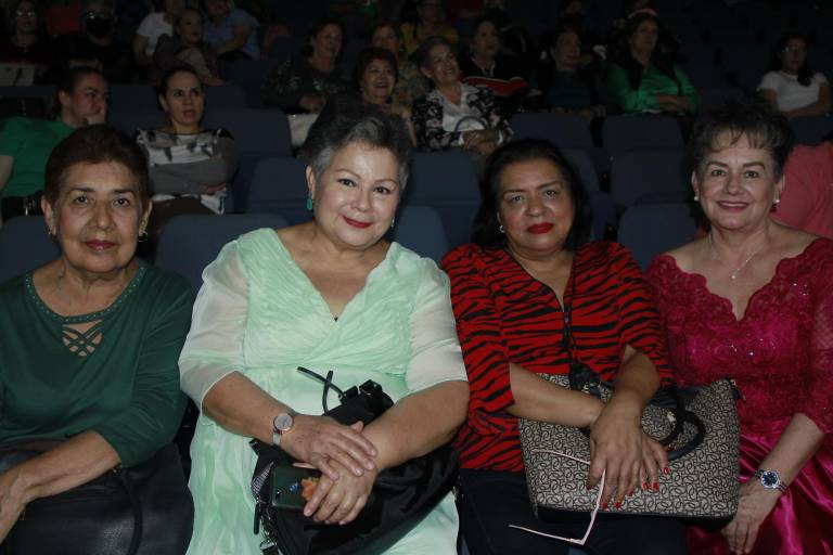 Brindan homenaje a Meche Montoya por 66 años como modista de alta costura