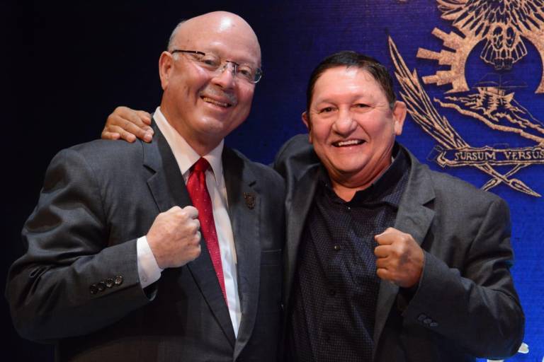 Plasman en libro la vida deportiva del boxeador ‘Chuyín’ López