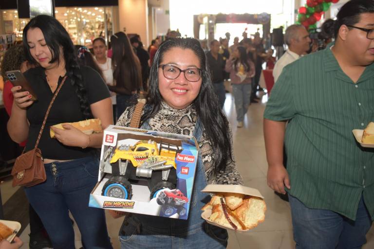 Degustan clientes de Grupo Ley su tradicional Rosca de Reyes