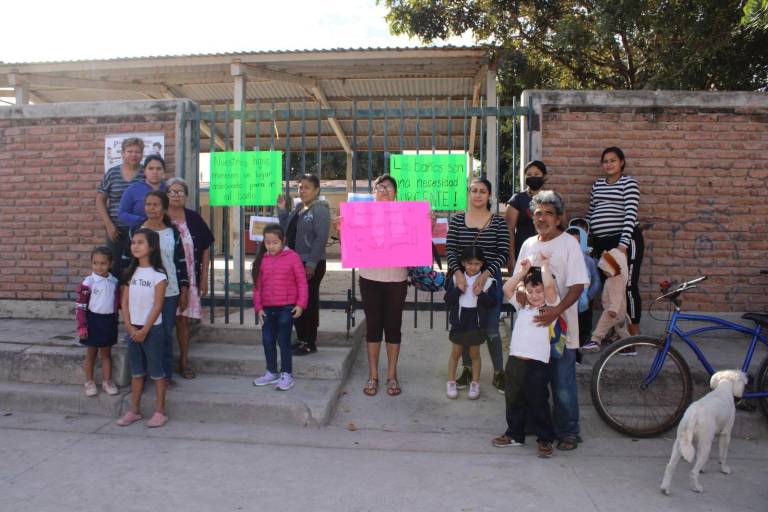 Cierran kínder en Escuinapa por baños en mal estado; niños toman clases afuera