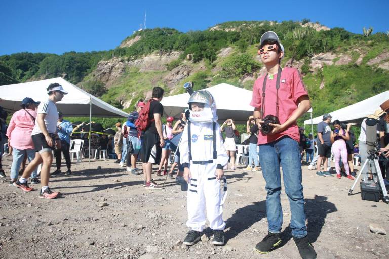 Desde las escolleras de Mazatlán decenas de locales y turistas admiran el eclipse solar anular