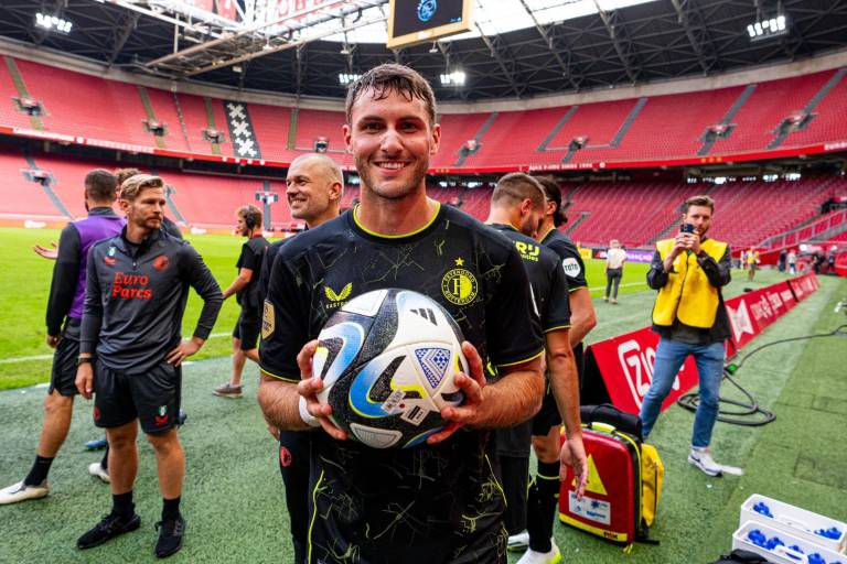 Santiago Giménez anotó hat-trick frente al Ajax, en reanudación de encuentro suspendido
