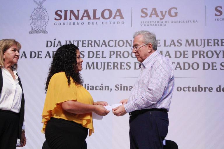 Por primera vez, Gobierno entrega apoyos agropecuarios a mujeres del sector rural en Sinaloa