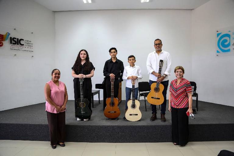 Comparten lo aprendido alumnos de guitarra y de iniciación musical en recital de Fin de Cursos