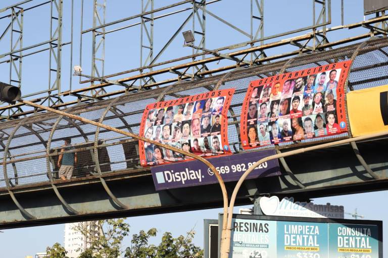 Cuelgan mantas de desaparecidos durante visita de Rocha Moya a Mazatlán