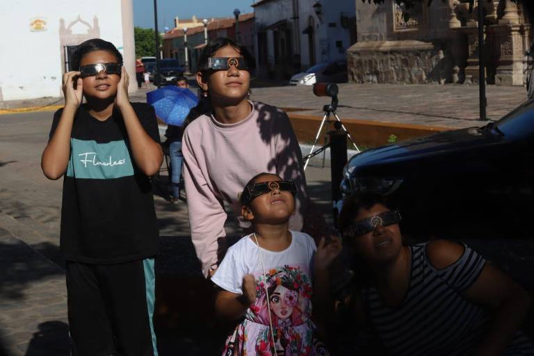Niños, los que más disfrutan del eclipse solar anular en Concordia