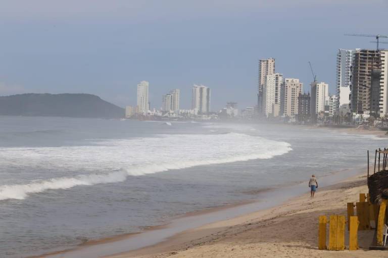 Llaman a extremar precauciones por mar de fondo y corrientes de retorno en Mazatlán
