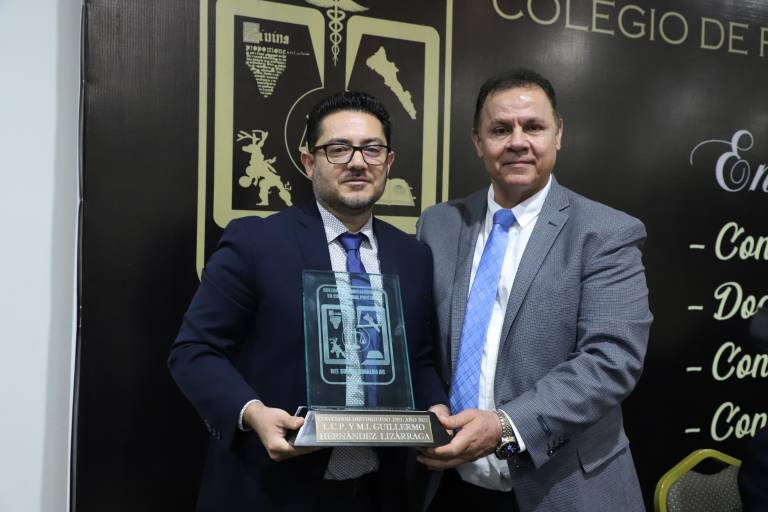 Celebran contadores mazatlecos su octavo aniversario